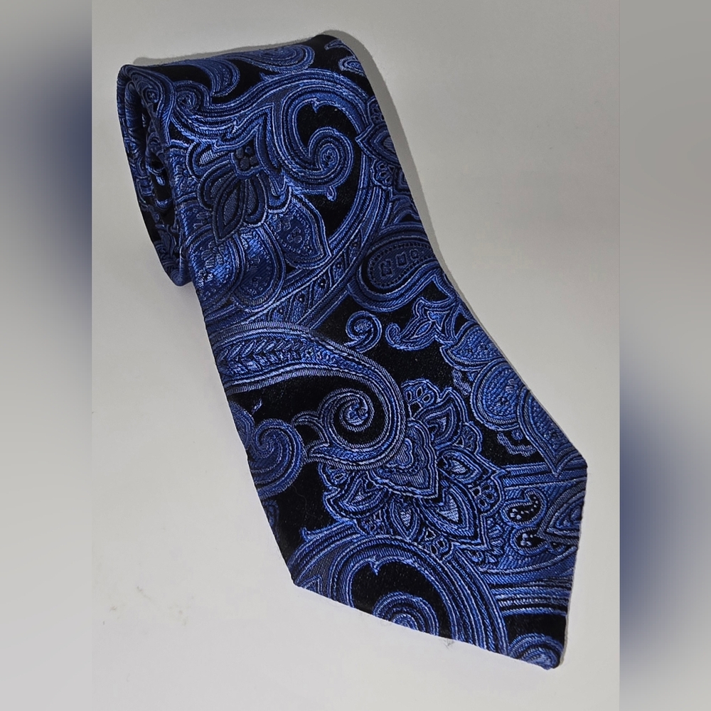 Michael Kors Blue & Silver Paisley 100% Silk Tie